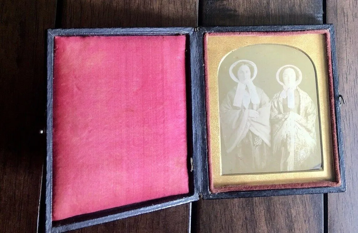 1/6 Daguerreotype Women, Sisters Wearing Shawls & Bonnets, Holding Purses