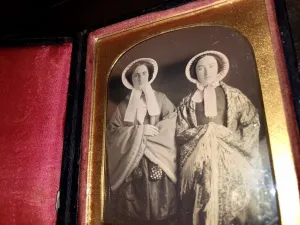 1/6 Daguerreotype Women, Sisters Wearing Shawls & Bonnets, Holding Purses