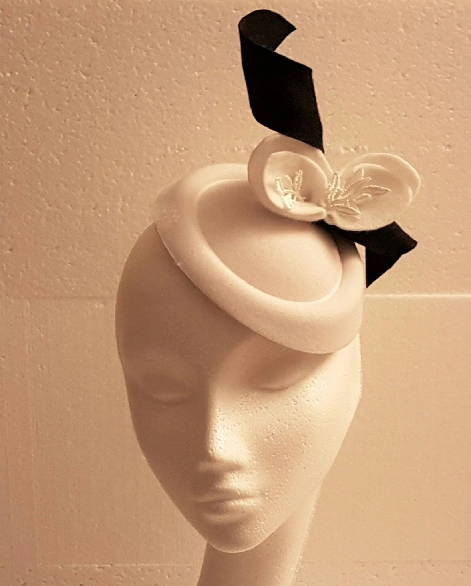 Fascinator Hat White Hat fascinator Black and White  pillbox headdress with felt leaves for Ascot, Wedding, Race,Cocktail,Church headpiece