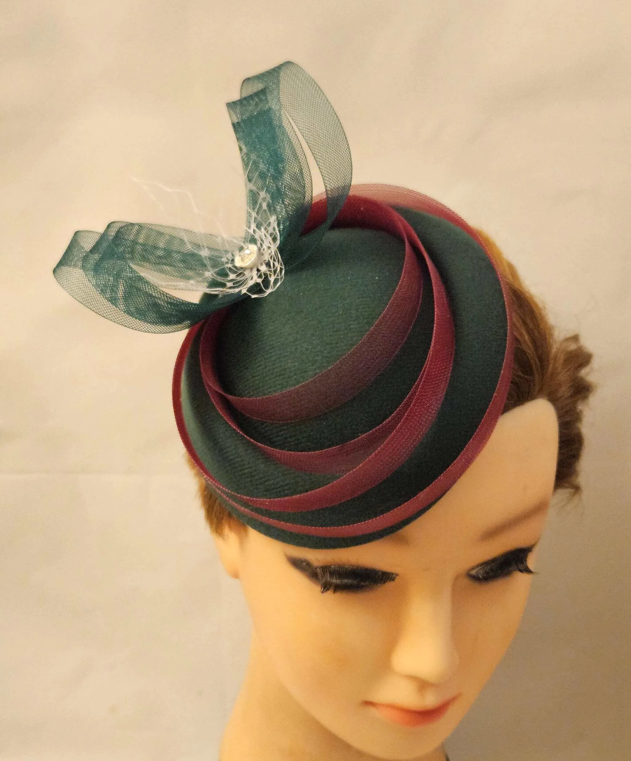 GREEN & MAROON Winter fascinator Hat Green Felt like pillbox Hat Fascinato hatinator, Race Cocktail, Ascot, Cocktail Hat Wedding headpiece '