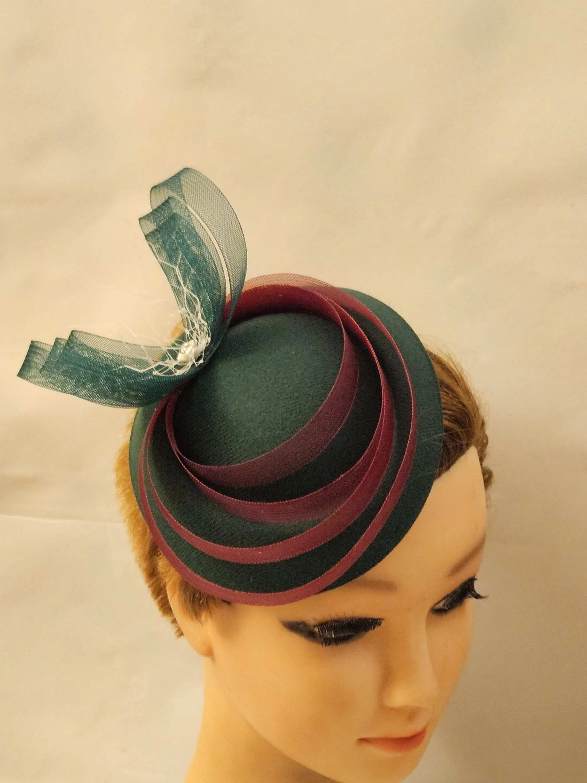 GREEN & MAROON Winter fascinator Hat Green Felt like pillbox Hat Fascinato hatinator, Race Cocktail, Ascot, Cocktail Hat Wedding headpiece '