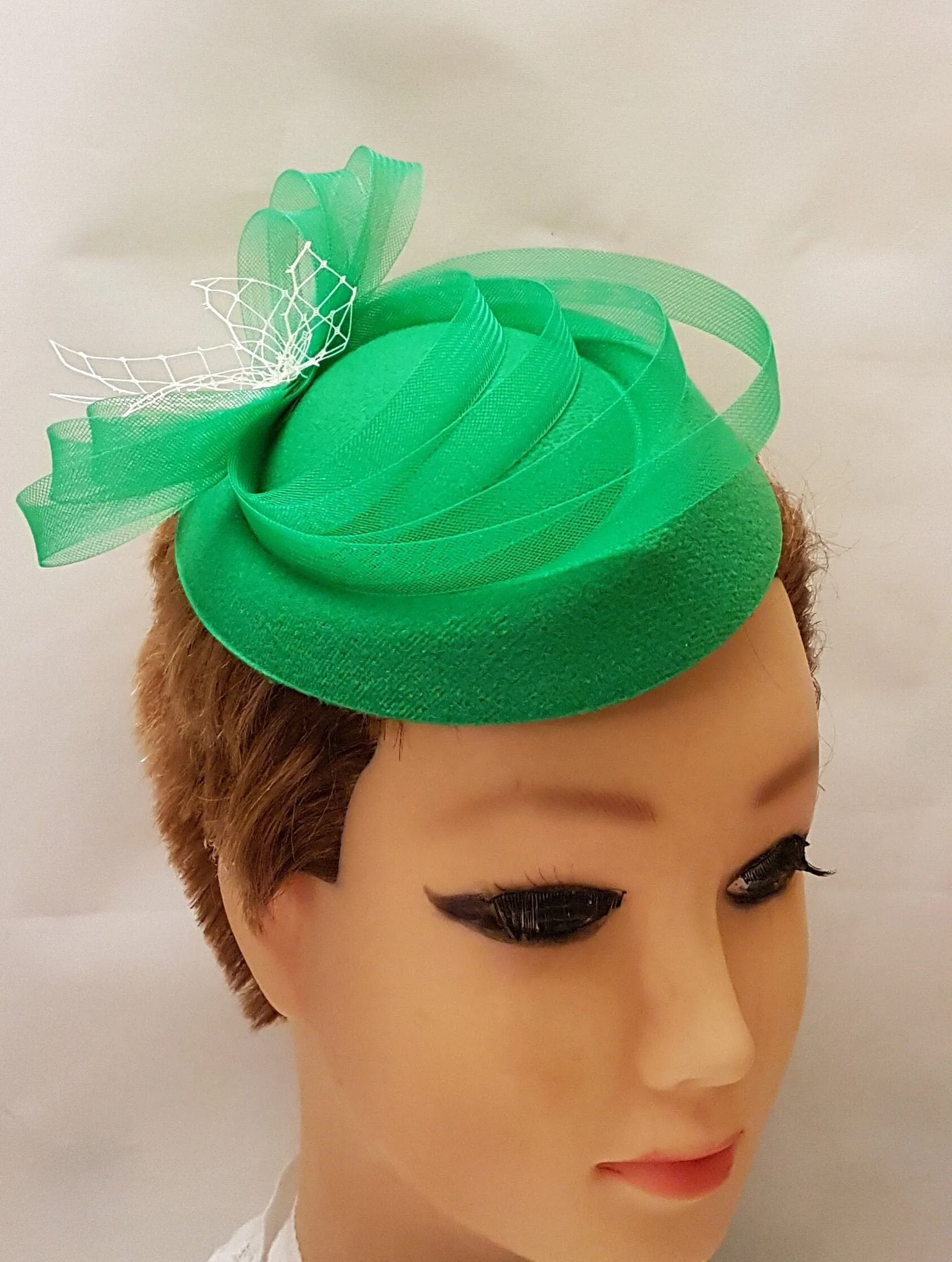 GREEN fascinator Hat 40s 50s Green Felt like pillbox Hat Fascinator Green hatinator, Race Cocktail, Ascot, Cocktail Hat Wedding headpiece '