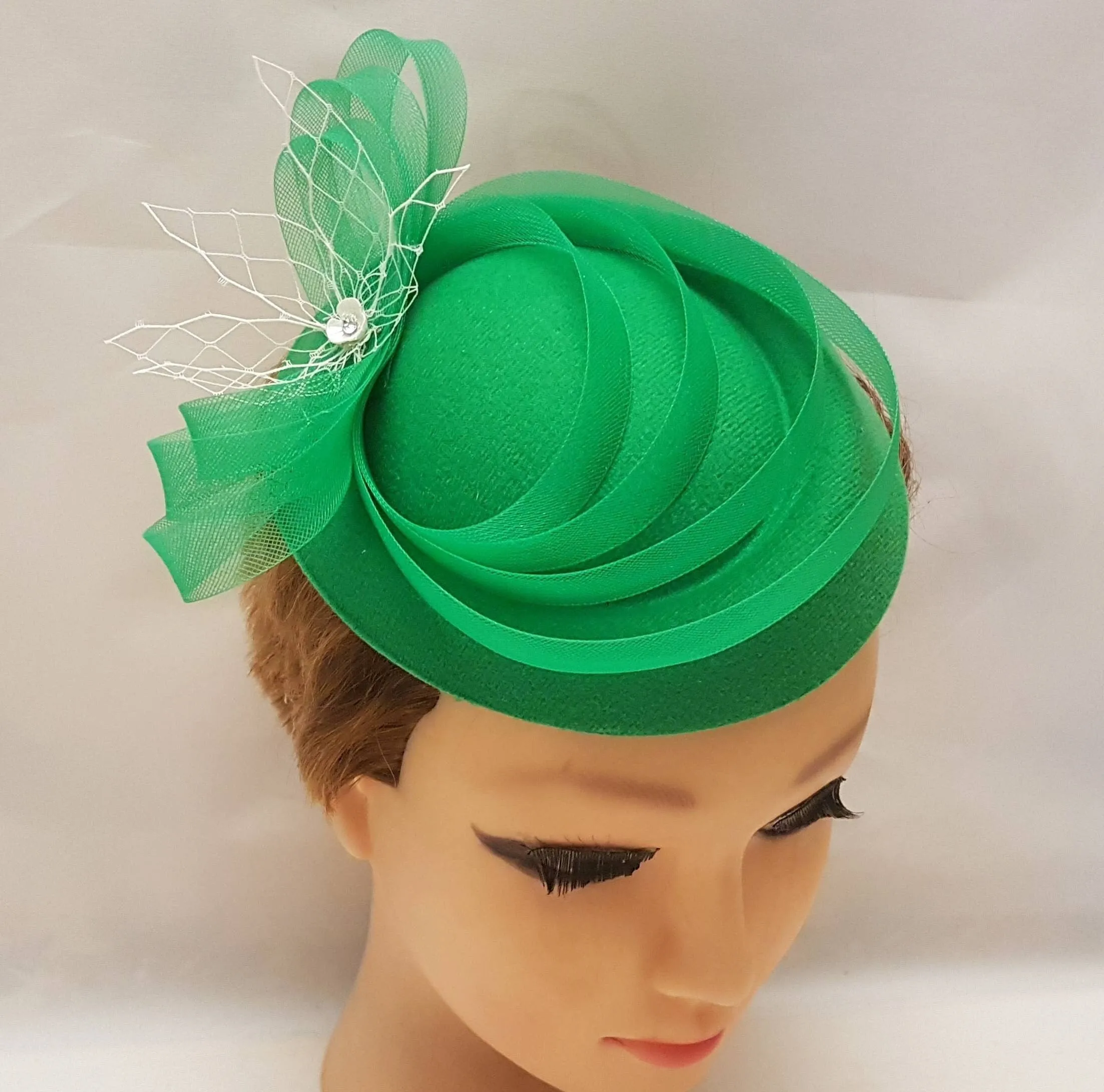 GREEN fascinator Hat 40s 50s Green Felt like pillbox Hat Fascinator Green hatinator, Race Cocktail, Ascot, Cocktail Hat Wedding headpiece '